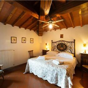 A selection of 2-3 bedroom apartments with shared pool near Florence, Sleeps 4-6